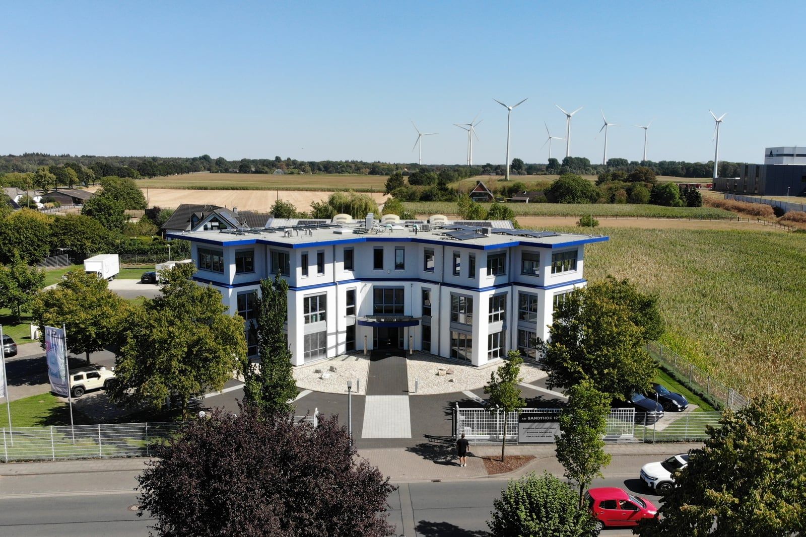 Firmensitz von Scheddin in Goch, Am Sandthof 12: Luftbild des Bürogebäudes mit Eingang und Zufahrt