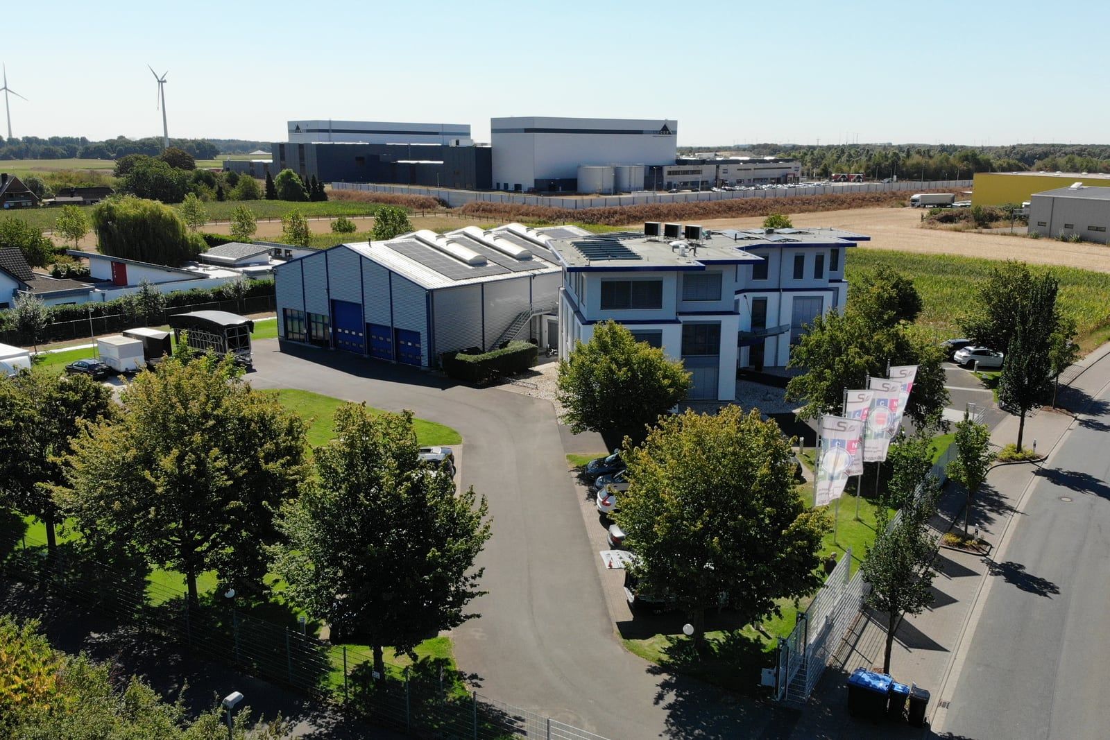 Luftbild des Firmengeländes in Goch mit Bürogebäude und angrenzender Lagerhalle