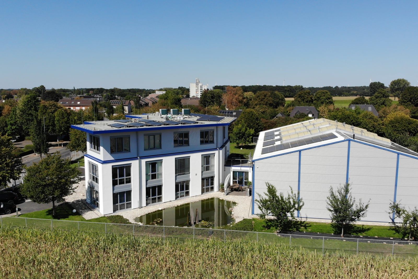 Bürogebäude und Lagerhalle am Firmensitz in Goch mit Teich und Grünflächen